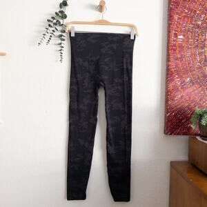Spanx Camo Leggings Black and Gray Size Large